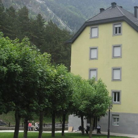 Albergue Turistico Rio Aragon Canfranc Exterior photo
