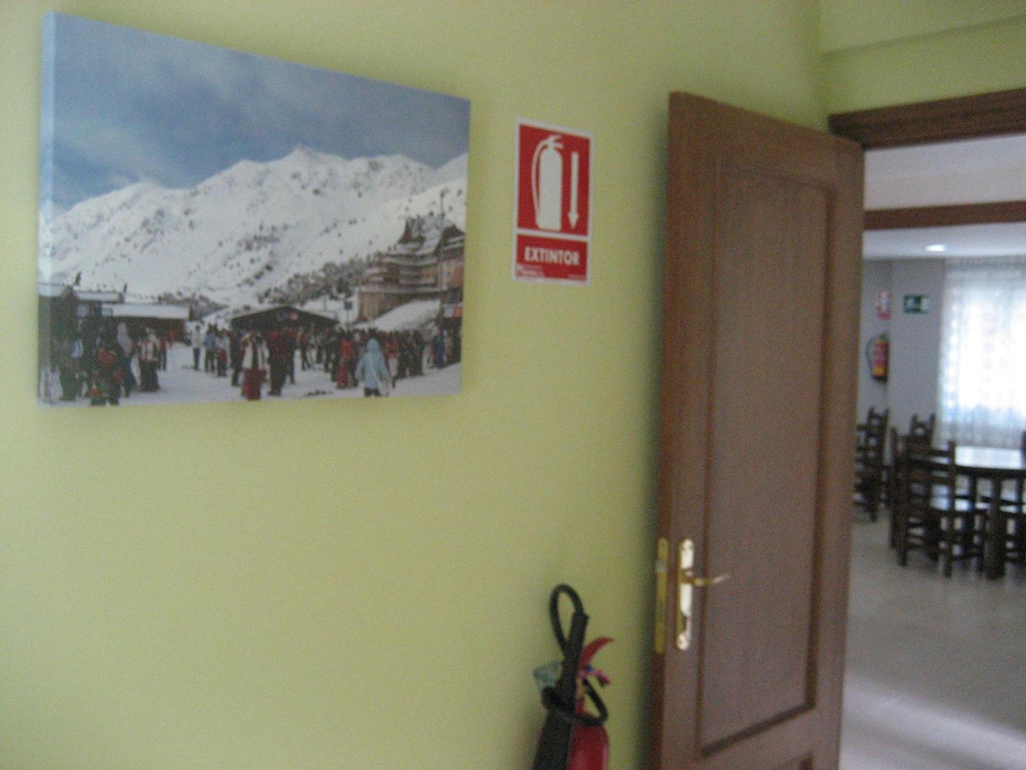 Albergue Turistico Rio Aragon Canfranc Exterior photo