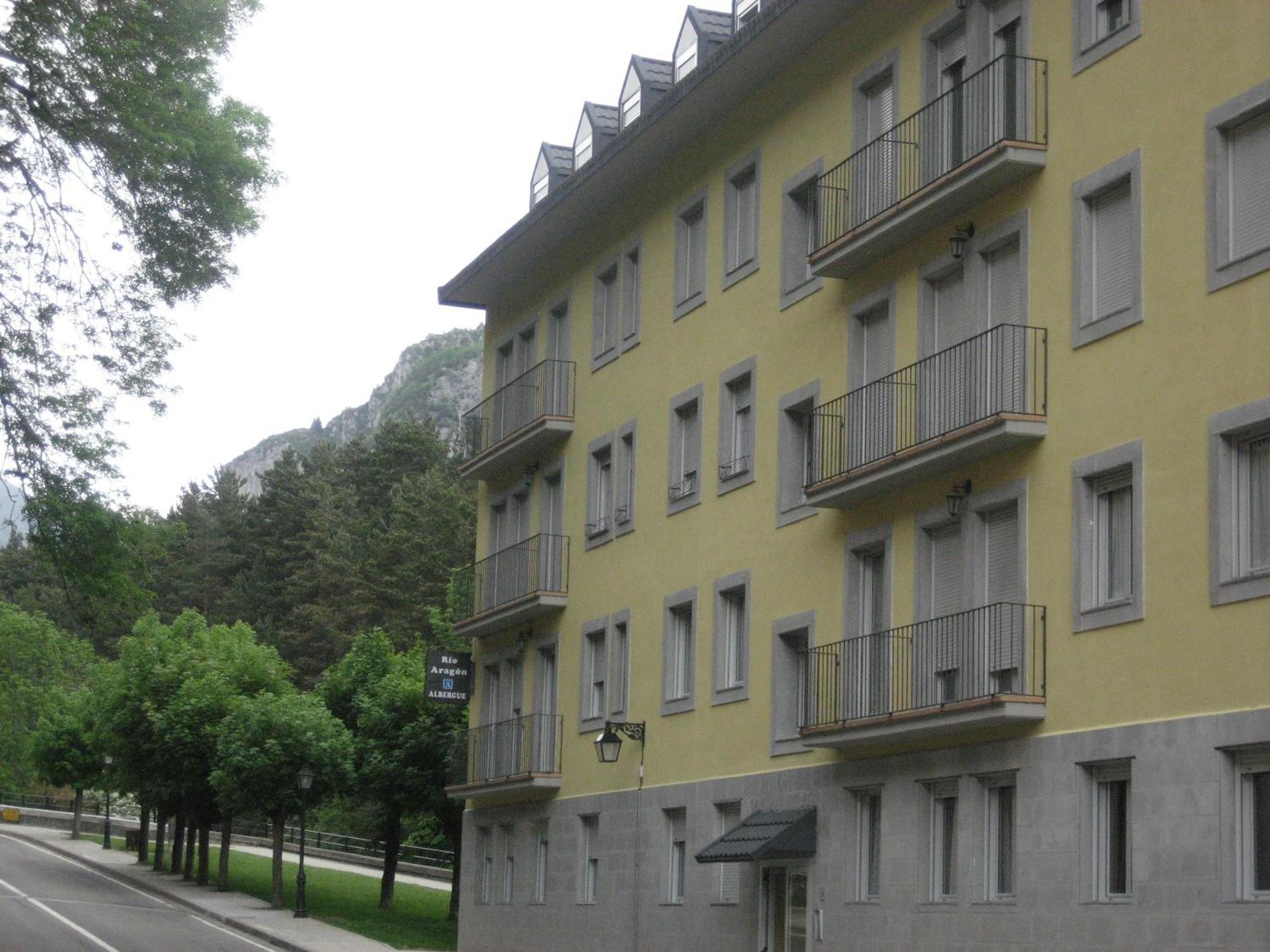 Albergue Turistico Rio Aragon Canfranc Exterior photo
