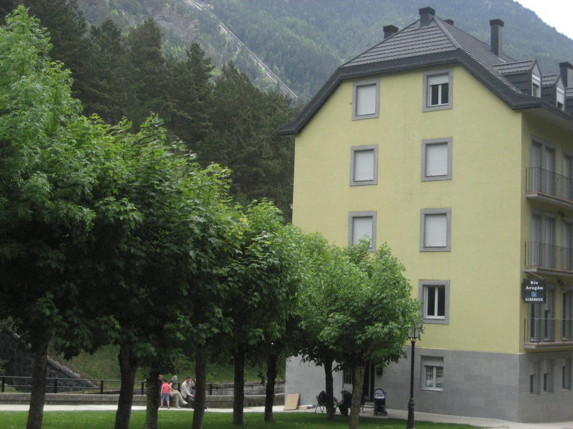 Albergue Turistico Rio Aragon Canfranc Exterior photo